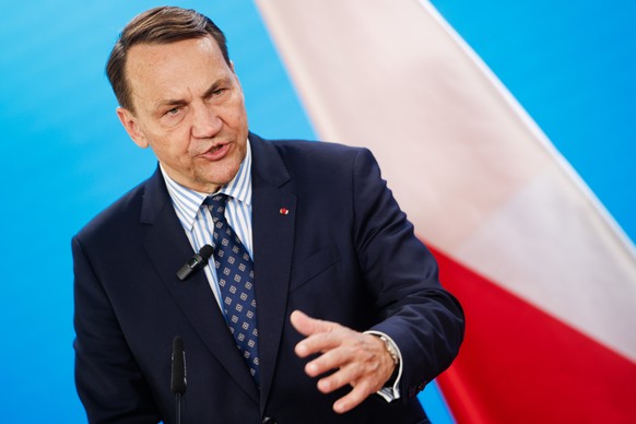 epa13044180 Poland's Foreign Minister Radoslaw Sikorski gestures as he speaks during a press conference of the German-Polish Forum at the German Foreign Ministry in Berlin, Germany, 17 June 2026. ...