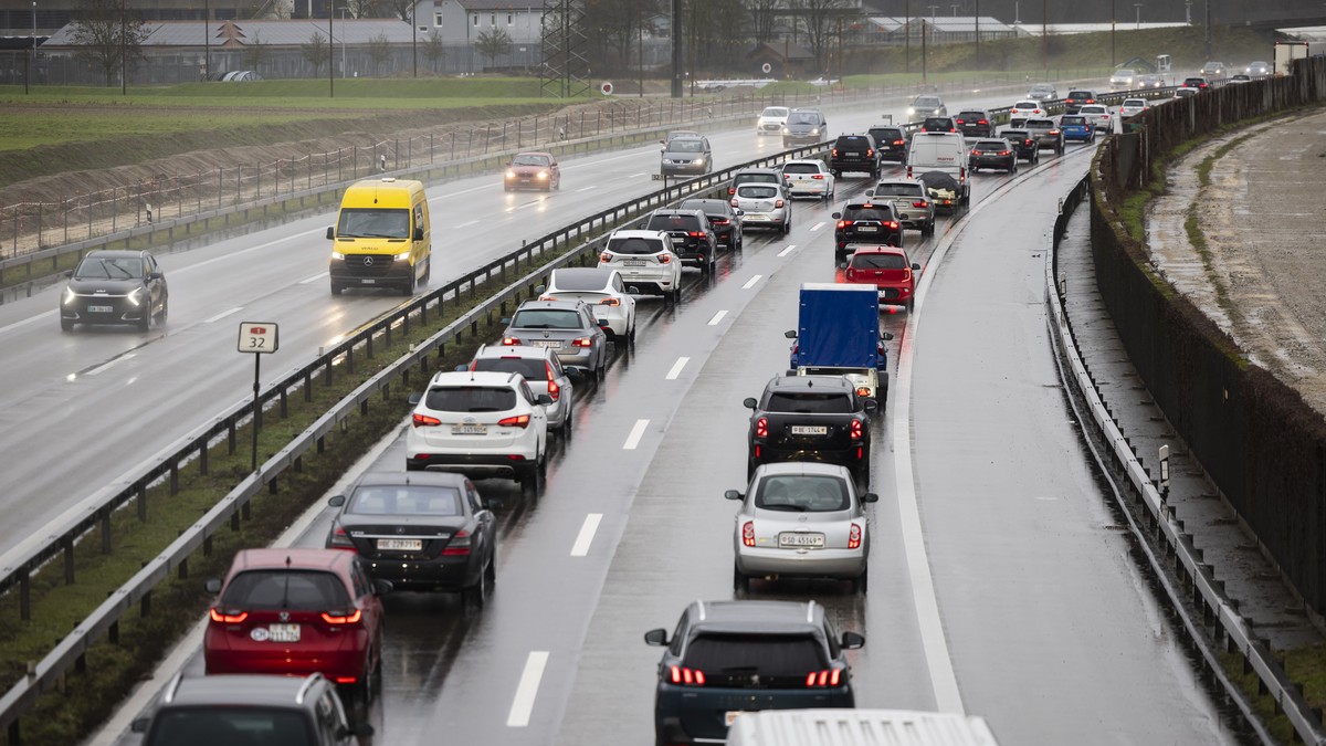 Der Verkehr staut sich auf der Autobahn A1 vor der Raststaette Deitingen, am Samstag, 7. Dezember 2024 bei Deitingen. Auf der Autobahn A1 zwischen den Verzweigungen Luterbach und Haerkingen gehoeren S ...