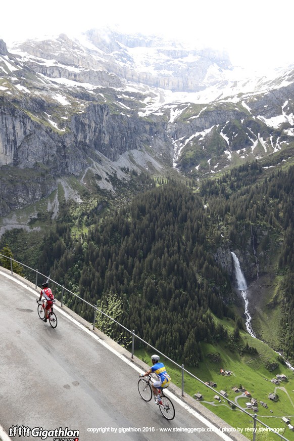 ERSTFELD-LINTHAL, 12.06.2016 - Auf der Veloestrecke ueber 104 km und 2800 Hm von Erstfeld ueber den Klausenpass nach Linthal und zurueck nach Erstfeld am Uerner Suntig am Gigathlon 2016. 

copyright b ...