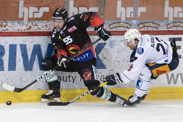 Berns Calle Andersson, links, im Duell mit Zugs Santeri Alatalo im dritten Eishockey Playoff-Finalspiel der National League zwischen dem SC Bern und dem EV Zug, am Dienstag, 16. April 2019, in der Pos ...