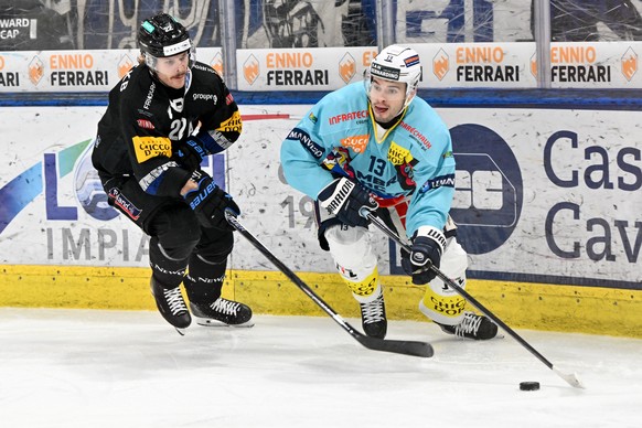 Manix Landry (HCAP), left, in action along the boards chased by Christoph Bertschy (HCFG), during the regular season National League game between HC Ambri Piotta and HC Fribourg Gotteron at the ice st ...