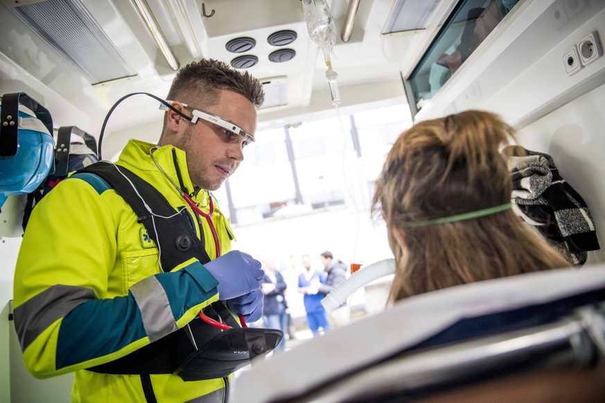 Augmented-Reality-Brille Google Glass, 2017, im professionellen Einsatz bei einem Rettungssanitäter.