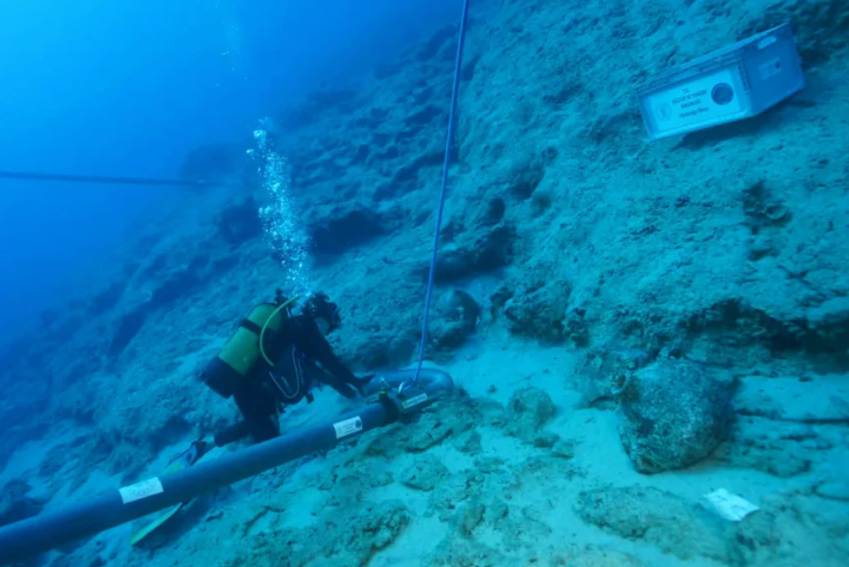Das Wrack liegt etwa30 Meter unter der Wasseroberfläche.