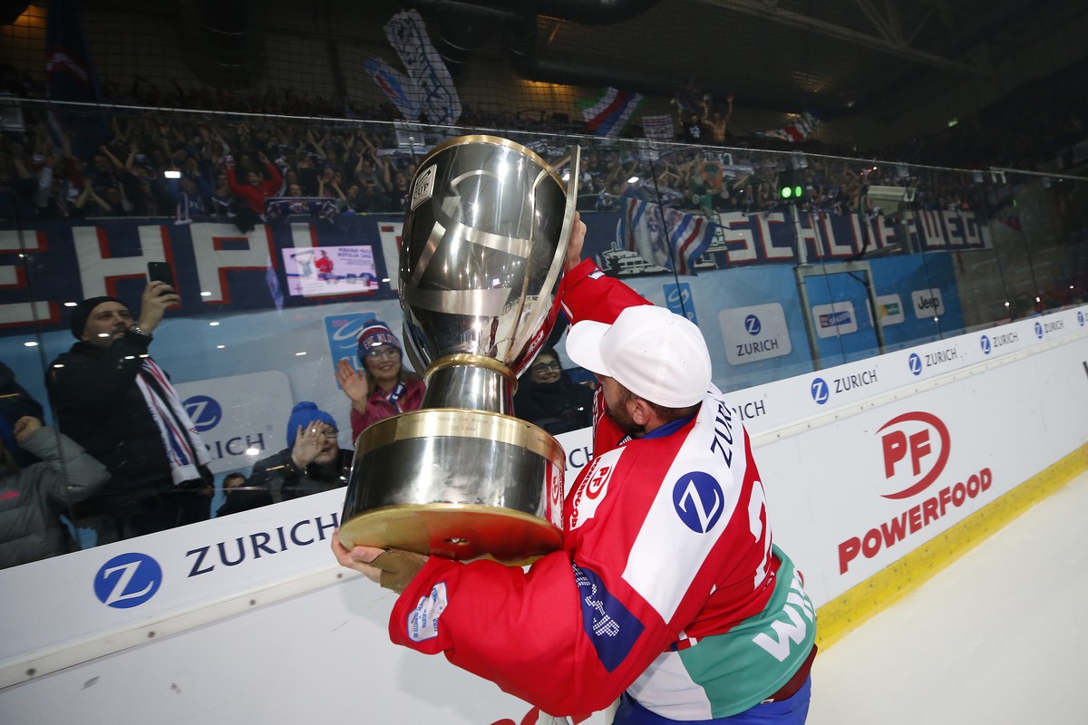 Kloten's goaltender Martin Gerber celebrates with the trophy after winning the Swiss Ice Hockey Cup final game between EHC Kloten and Geneve-Servette HC, at the SWISS Arena ice stadium, in Kloten ...