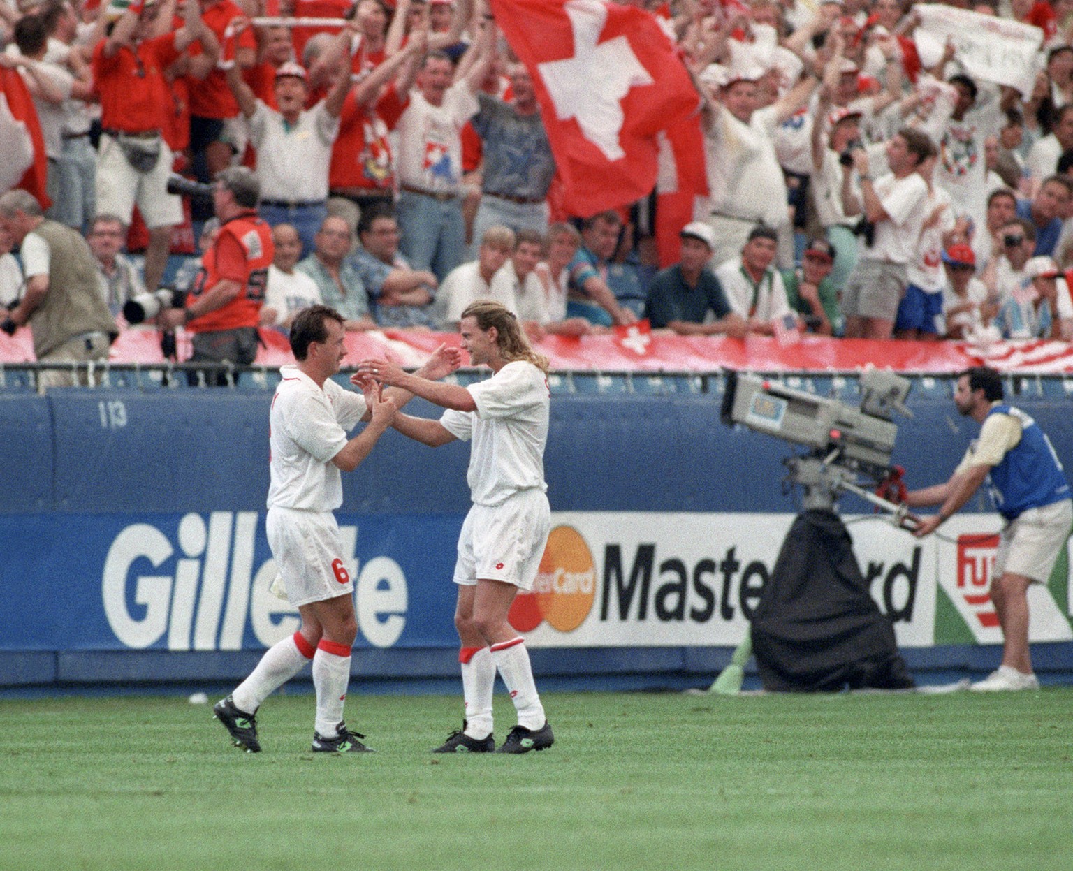 Der Schweizer Alain Sutter (links) gratuliert seinem Teamkollegen Georges Bregy nach dessen Freistosstor zum 1 : 0 gegen die USA am 18. Juni 1994 in Detroit an der Fussball-Weltmeisterschaft 1994 in d ...