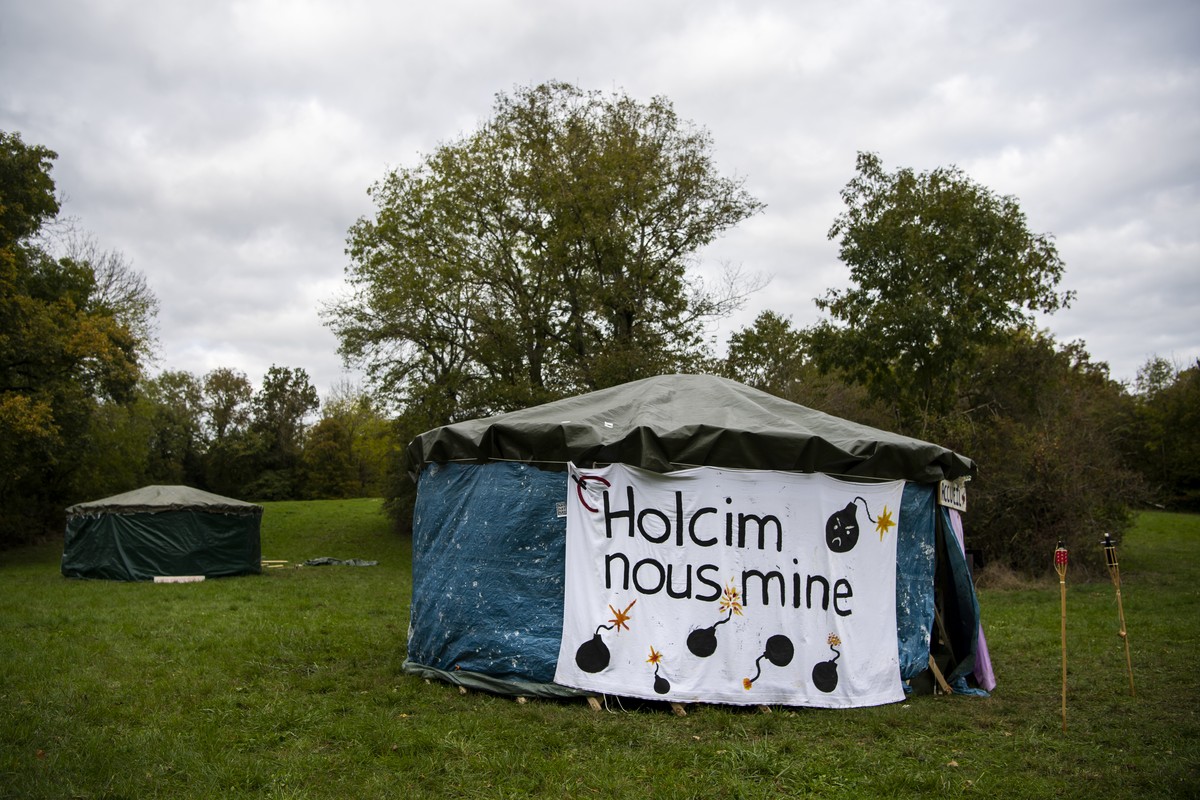 La ZAD de la Colline (Zone a defendre) est en construction par des militants ecologistes pres de la carriere de la Birette sur la colline du Mormont le samedi 17 octobre 2020 a Eclepens. La colline du ...