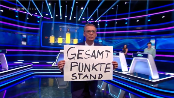 Günther Jauch hält das Schild zum Beweis hoch.