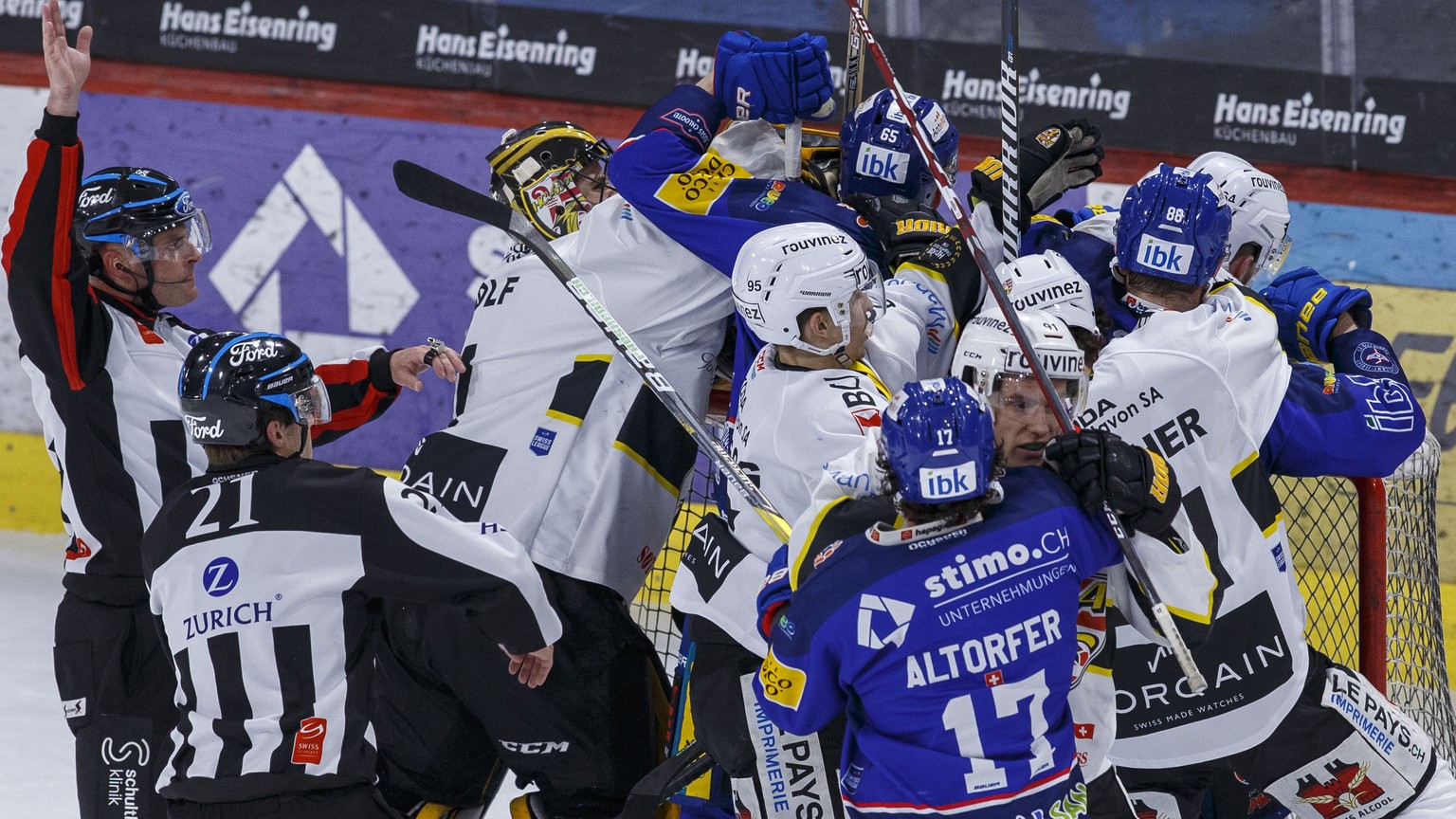 HC Ajoie Torhueter Tim Wolf startet eine Pruegelei mit EHC Kloten Stuermer Victor Oejdemark (#65) waehrend dem fuenften Eishockey Playoff-Finalspiel der Swiss League zwischen dem EHC Kloten und dem HC ...