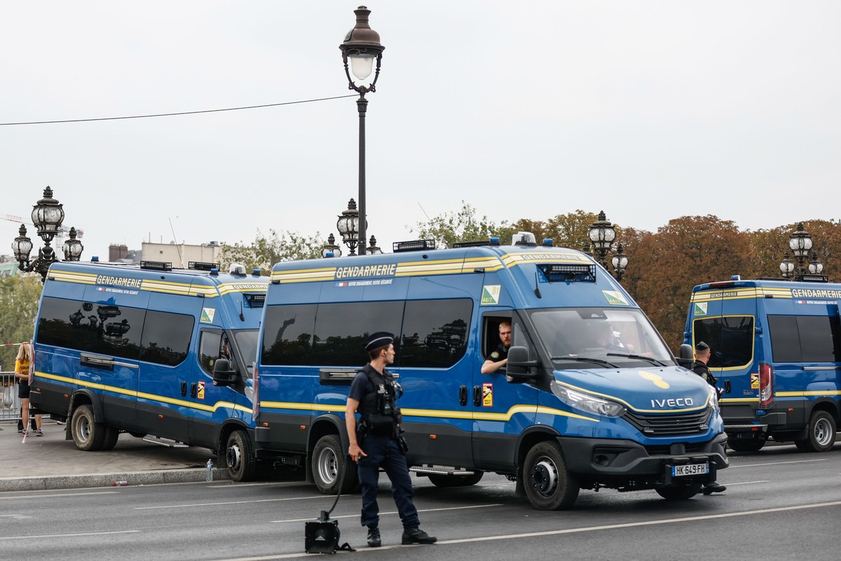 epa13264492 Police officers stand guard as people arrive to the Champs-Elysees, where Pope Leo XIV is to celebrate Mass before an expected crowd of 700,00 people, in Paris, France, 26 September 2026.  ...