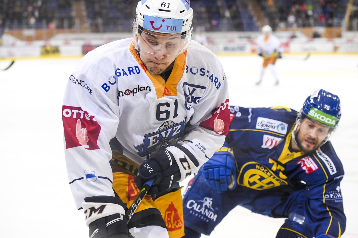 Zugs Sven Leuenberger, links, gegen Davos' Lukas Stoop, beim Eishockey-Qualifikationsspiel der National League zwischen dem HC Davos und dem EV Zug, am Dienstag, 18. Februar 2020, im Eisstadion i ...