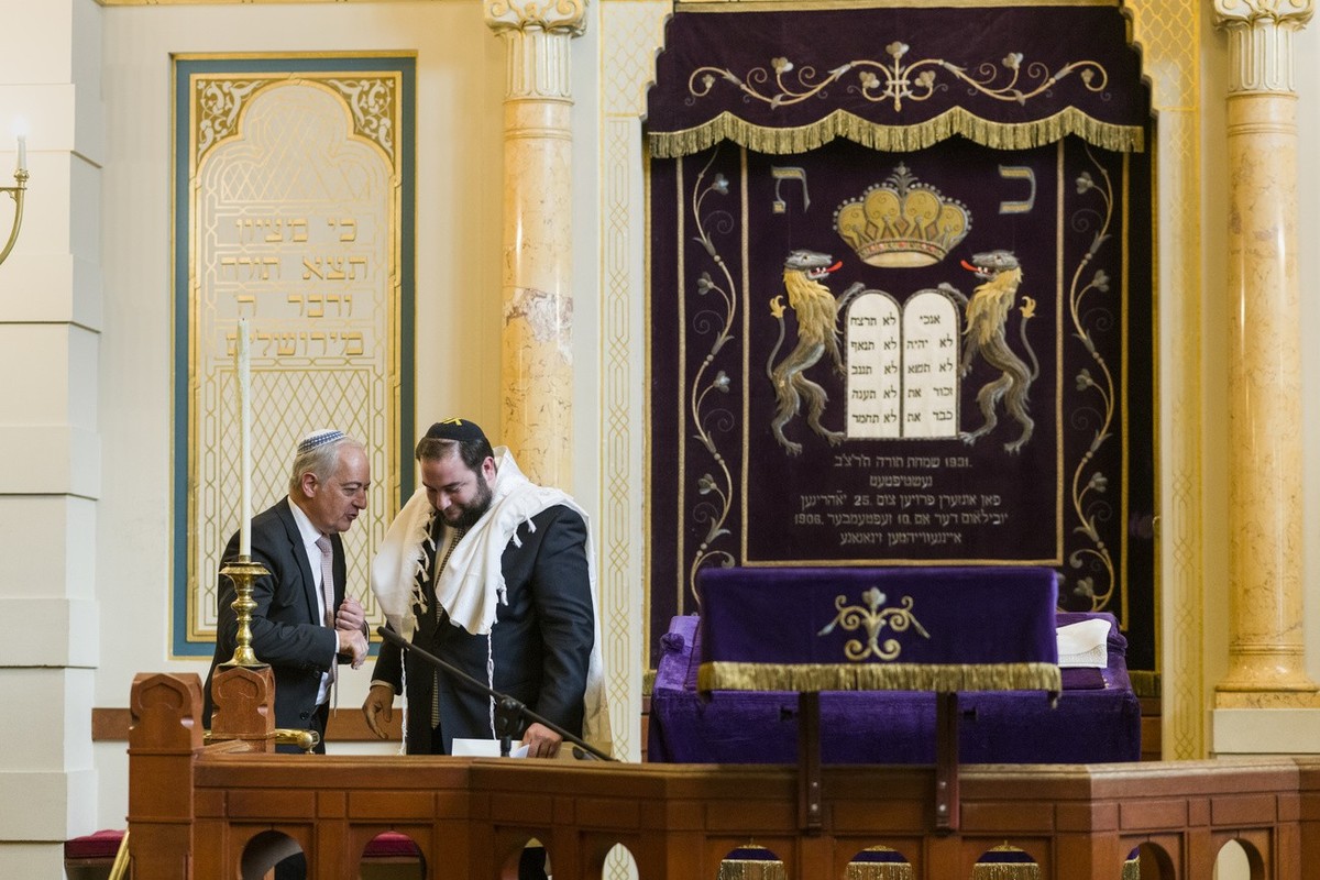 Der neue Rabbiner der Juedischen Gemeinde Bern, der Norweger Michael Kohn, rechts, bespricht sich mit Ralph Friedlaender, dem Praesidenten der JGB, am Sonntag, 5. Mai 2019 in der Synagoge in Bern waeh ...