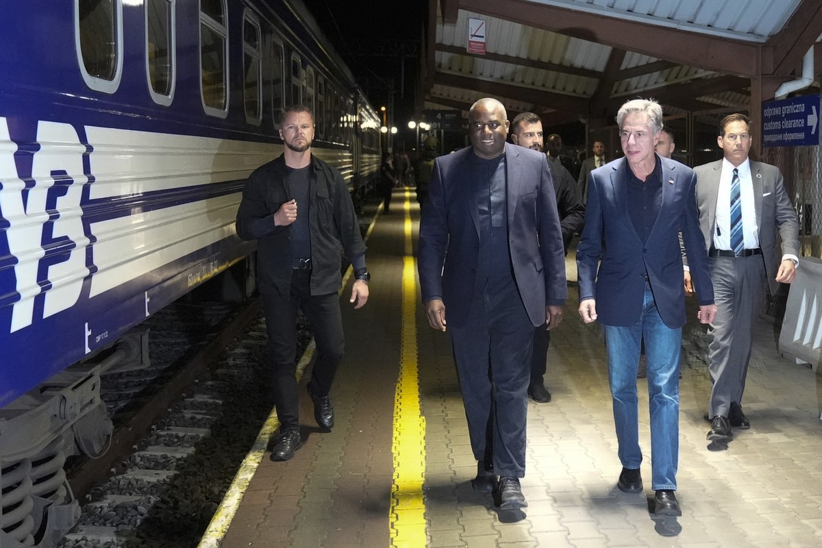 U.S. Secretary of State Antony Blinken, right and British Foreign Secretary David Lammy, walk along a platform to board a train at Przemysl railway station, in Poland, Wednesday, Sept. 11, 2024. (AP P ...