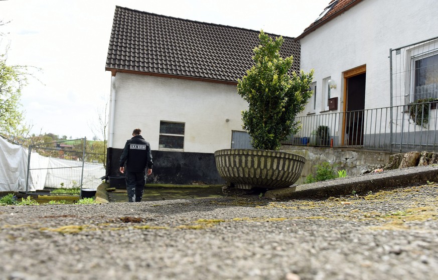 Eine Polizeibeamtin sichert die Umgebung des «Horrorhauses» in Höxter.