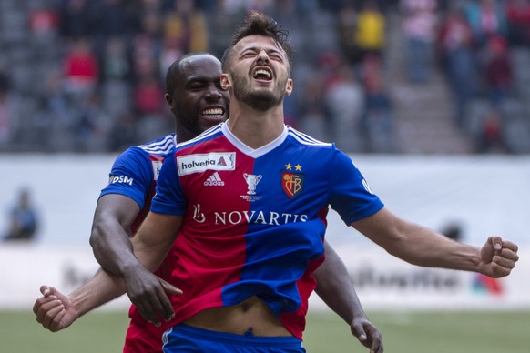 ARCHIV -- ZUM WECHSEL VON ALBIAN AJETI VOM FC BASEL ZU WEST HAM UNITED STELLEN WIR IHNEN AM DONNERSTAG, 8. AUGUST 2019, FOLGENDES BILDMATERIAL ZUR VERFUEGUNG -- Albian Ajeti, rechts, und Eder Balanta, ...