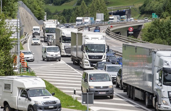 Der Ferienreiseverkehr vor dem Gotthardtunnel zwischen Amsteg und Goeschenen auf der Autobahn A2 staut sich bis auf einer Laenge von 7 Kilometern, am Freitag, 9. Juli 2021. (KEYSTONE/Urs Flueeler)