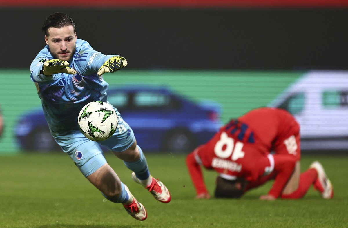 epaselect epa11910974 Copenhagen goalkeeper Diant Ramaj in action during the UEFA Conference League knockout phase play-offs 2nd leg match 1. FC Heidenheim against FC Copenhagen, in Heidenheim, German ...