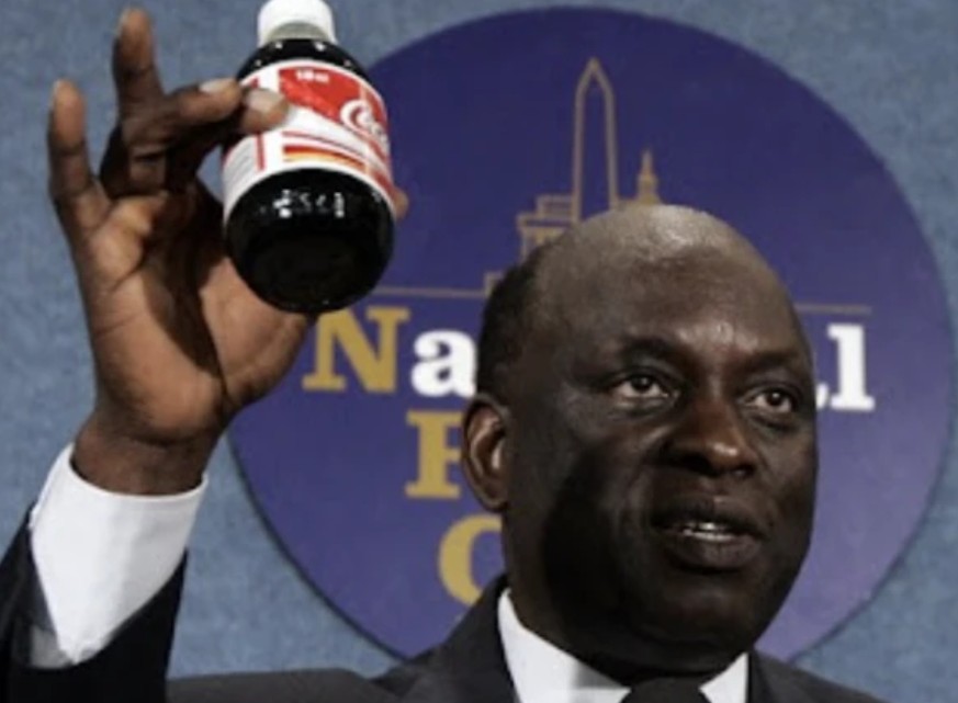 Droht dem Westen mit einer Cola-Flasche: Botschafter John Ukec Lueth Ukec an der Pressekonferenz im Jahr 2007.