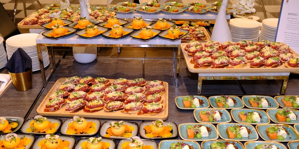 100 verschiedene Küchenchefinnen und -chefs steuern etwas zum 100-Meter-Buffet bei.