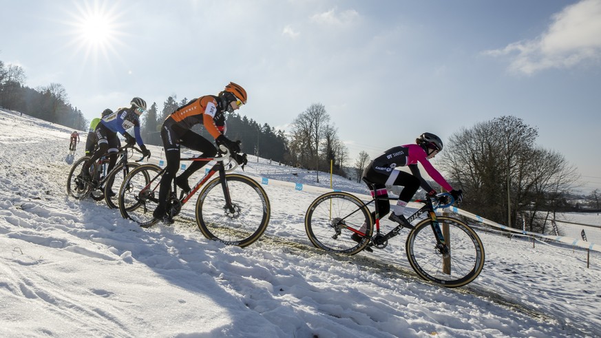Fahrerinnen der Kategorie U21 waehrend der Radquer Schweizermeisterschaft 2021 am Schlosshuegel in Hittnau, am Sonntag, 10. Januar 2021. (KEYSTONE/Christian Merz)