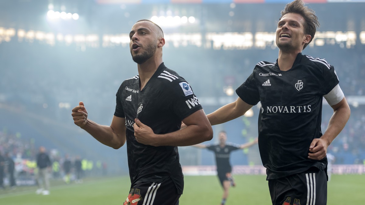 Basels Arthur Cabral, links, und Valentin Stocker, rechts, freuen sich ueber das 3:1 im Fussball Meisterschaftsspiel der Super League zwischen dem FC Basel 1893 und dem FC Zuerich im Stadion St. Jakob ...