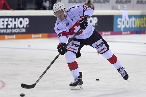 Switzerland&#039;s Dario Simion during the warmup prior to the Ice Hockey Deutschland Cup match between Germany and Switzerland at the Koenig Palast stadium in Krefeld, Germany, on Saturday, November  ...