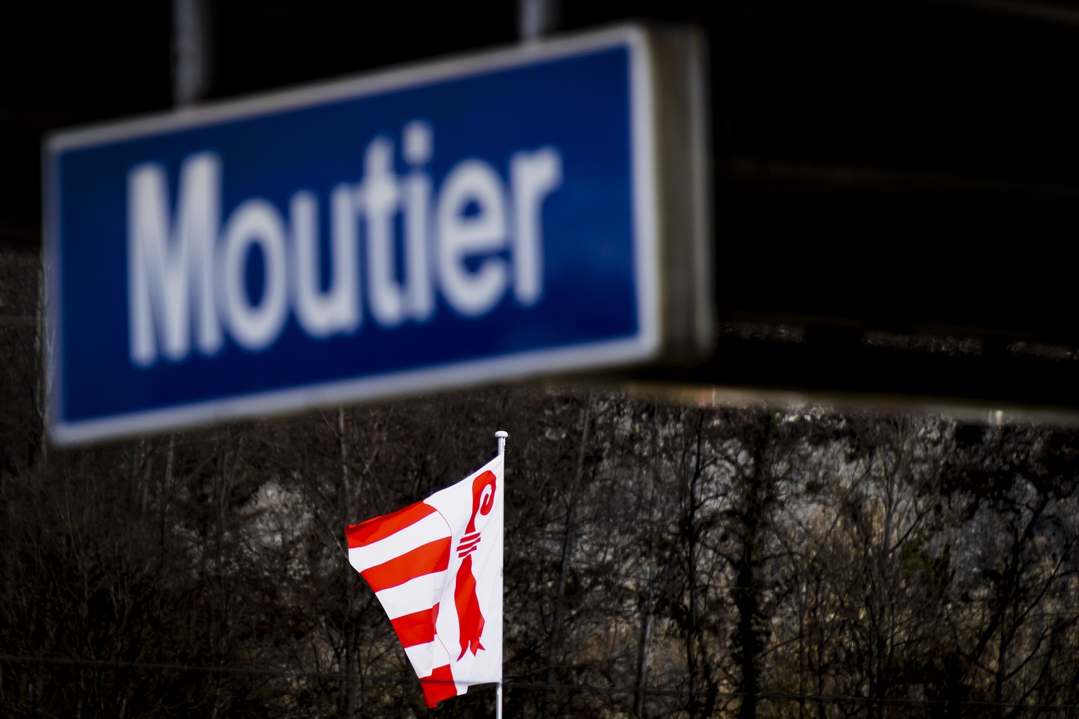 ARCHIVBILD ZUR MELDUNG, DASS DIE KANTONE BERN UND JURA EINIGUNG ZU MOUTIER ERZIELT HABEN --- Le drapeau du Jura flotte sur l&#039;Hotel Restaurant de la Gare le jeudi 4 mars 2021 a Moutier. Le 28 mars ...