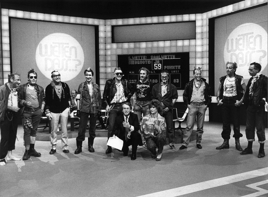 In der TV-Show "Wetten dass...?" vom 20. September 1985 in Basel versammeln sich zehn Schweizer Bank-Manager in Punk-Kleidung vor dem Leiter Frank Elstner (vorne kniend) und einer Basler Sekretärin. Mit ihrer Behauptung, es sei unmöglich, bis zum Ende der Show zehn Manager in Punk-Aufmachung ins Studio zu bringen, verliert die Baslerin ihre Wette.