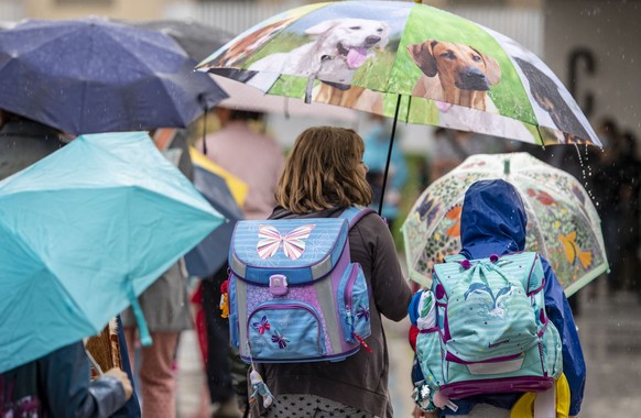 Die Schulkinder und ihre Eltern sind auf dem Weg zum Schulbeginn und zur Eroeffnung des neuen Schulhaus Staffeln in Reussbuehl in Luzern am Montag, 17. August 2020. (KEYSTONE/Urs Flueeler).