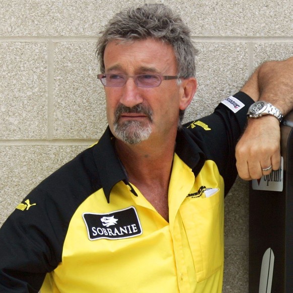epa11975506 (FILE) - Jordan team boss Eddie Jordan (L) and BAR-Honda team boss Dave Richards talk during the first free practice at the racing circuit in Indianapolis, USA, 18 June 2004 (re-issued 20  ...