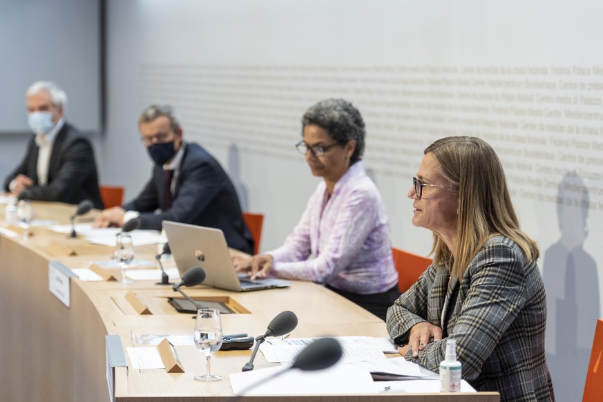 Virginie Masserey, Leiterin Sektion Infektionskontrolle im Bundesamt fuer Gesundheit BAG, Linda Nartey, Berner Kantonsaerztin, Matthias Remund, Direktor des Bundesamts fuer Sport BASPO, und Martin Ack ...