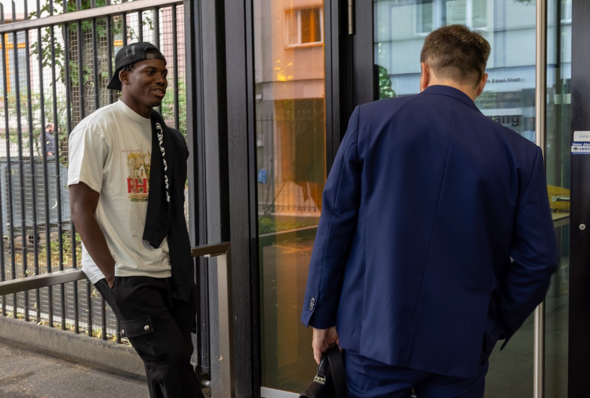 Der Fussballspieler Breel Embolo, links, und sein Anwalt, rechts, fotografiert am Mittwoch, 21. Juni 2023 beim Gericht fuer Strafsachen in Basel. (KEYSTONE/Patrick Straub)