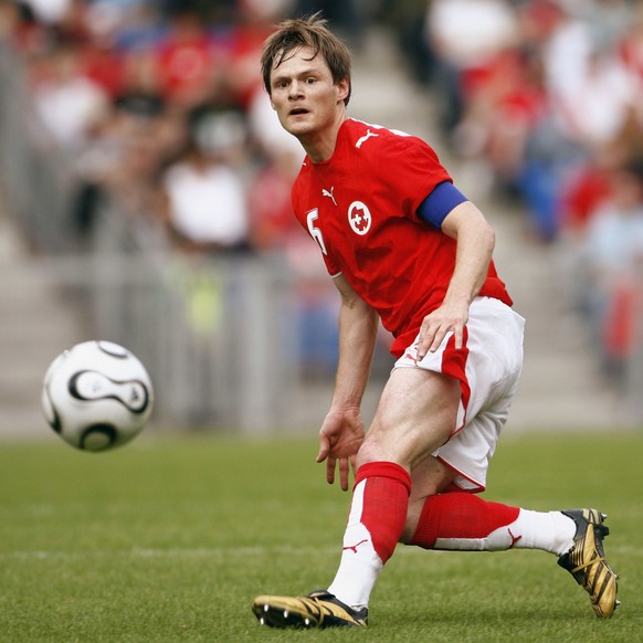 Der Schweizer Captain Johann Vogel spielt den Ball am Samstag, 27. Mai 2006 waehrend des WM Vorbereitungsspiels der Schweiz gegen die Elfenbeinkueste im St. Jakob Park in Basel. (KEYSTONE/Alessandro d ...