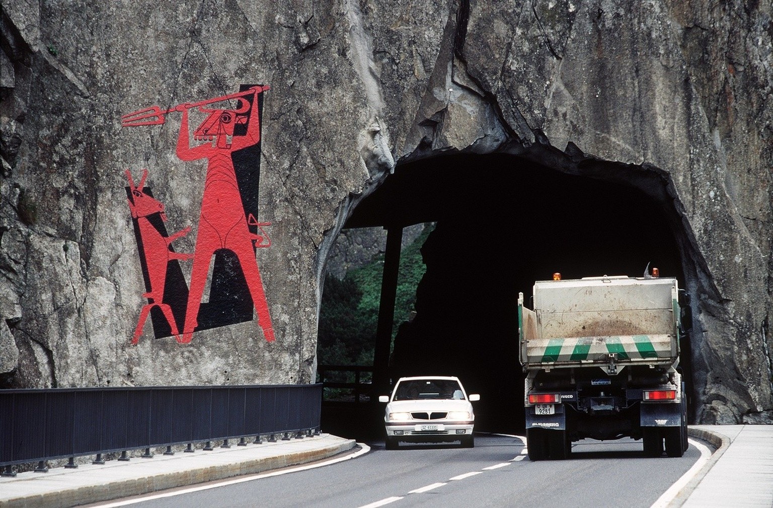 Die Teufelsbruecke nach Goeschenen im Kanton Urii mit dem Felswandbild von Heinrich Danioth, aufgenommen am 29. Juni 2000. (KEYSTONE/ Martin Ruetschi)