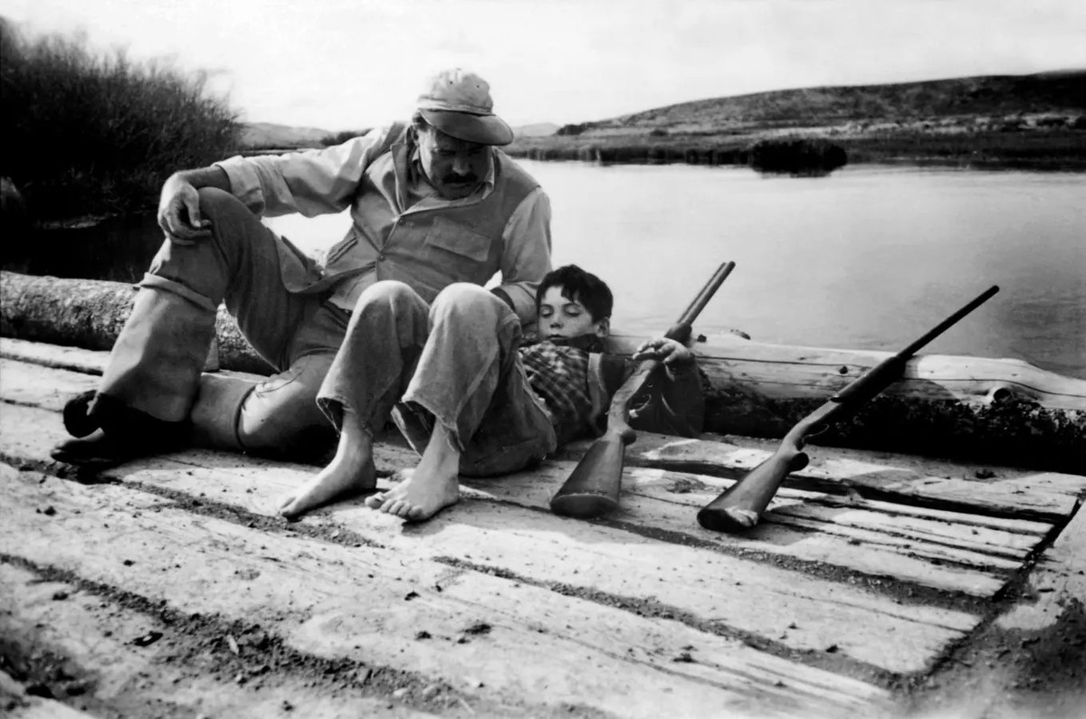 Erst vergöttert, dann verstossen: Ernest Hemingway mit Sohn Gregory.