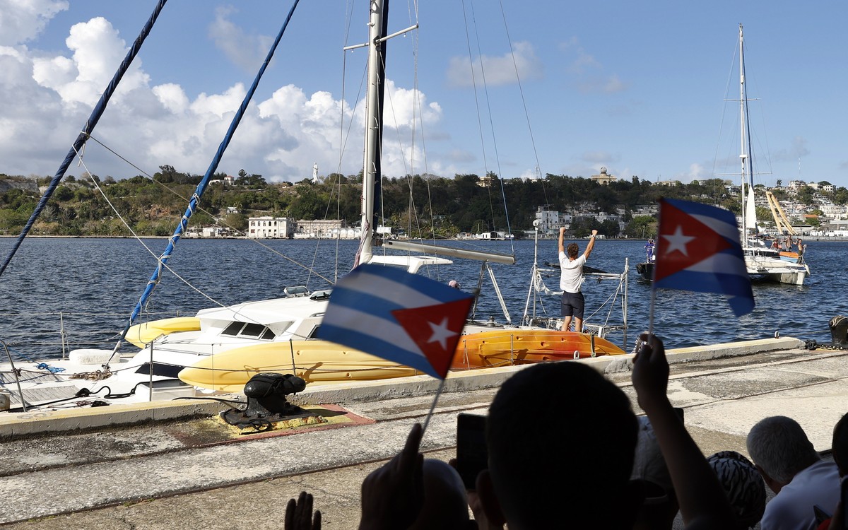 epa12857893 People watch the last two sailboats of the Nuestra America convoy arrive in Havana, Cuba, 28 March 2026. The vessels reached the city in the afternoon after seven days at sea, following a  ...