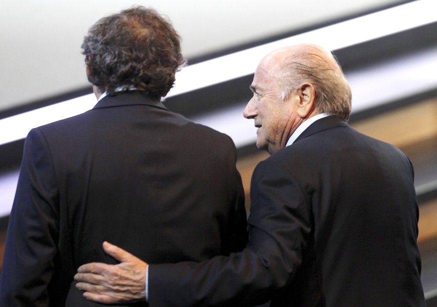 FIFA-Präsident Blatter (rechts) überwies UEFA-Präsident Platini (links) 2011 zwei Millionen Franken. Die Erklärung Blatters, wie die Zahlung zu rechtfertigen ist, bringt ihn nun vor den Rechnungsprüfern der FIFA in Bedrängnis.<br data-editable="remove">