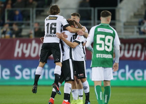 Die Spieler von Lugano freuen sich nach dem 0:1 durch Alexander Gerndt, 2.v.r., und mit ihm Numa Lavanchy, links, und Carlinhos Junior, 2.v.l., waehrend der St. Galler Leonidas Stergiou, rechts, frust ...