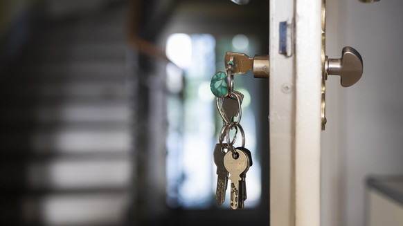 Ein Schluessel steckt in einer Wohnungstuer einer Mietwohnung, aufgenommen am Freitag, 11. Oktober 2024 in Bern. Am 24. November 2024 stimmen die Schweizer Stimmberechtigten über die Aenderung vom 29. ...