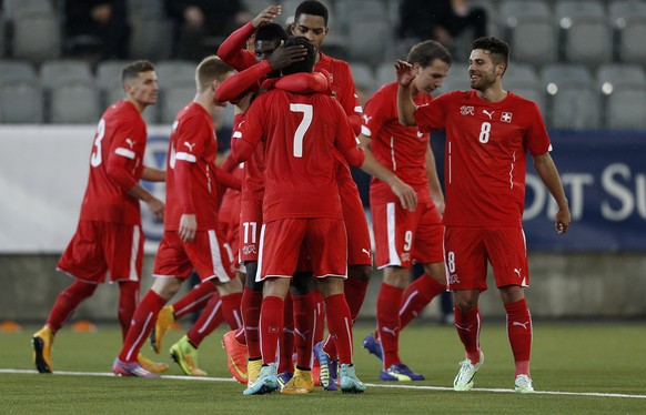 18.11.2014; Thun; Fussball U21 Laenderspiel - Schweiz - Schottland; Die Schweizer jubeln nach dem 1:0 (Christian Pfander/freshfocus)