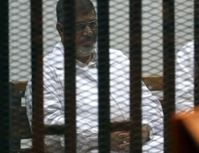Mohammed Mursi entkommt der Todesstrafe, muss aber 20 Jahre hinter Gitter.