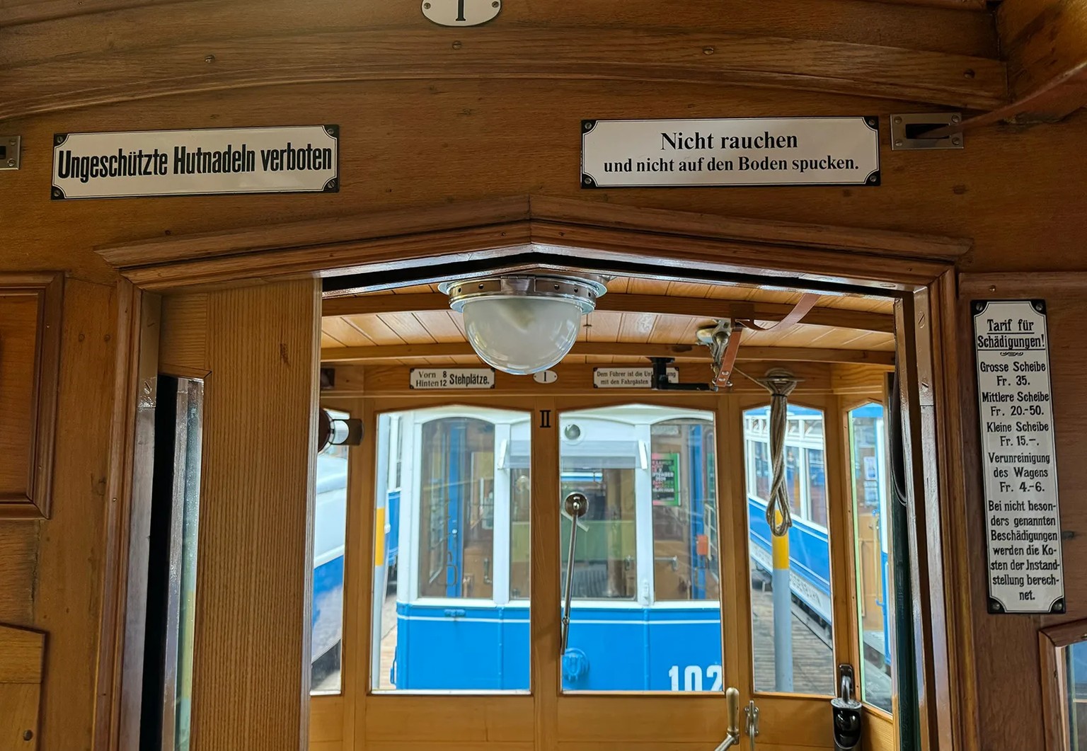 In den Zürcher Tram wiesen Emailtafeln auf unterschiedliche Verbote hin. Eine ungeschützte Hutnadel konnte mit einer Busse von bis zu 10 Franken bestraft werden. Interieur der Strassenbahn Zürich – Oe ...