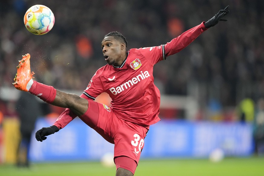 Leverkusen&#039;s Jeremie Frimpong controls a high ball during the German Bundesliga soccer match between Bayer Leverkusen and Borussia Dortmund at the BayArena in Leverkusen, Germany, Germany, Sunday ...