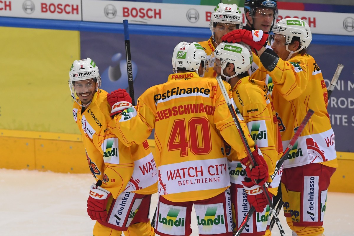 Bienne's player Fabian Luethi, left, celebrates with team mates the 1-3 goal, during the regular season game of the National League Swiss Championship 2018/19 between HC Ambr Piotta and EHC Biel ...
