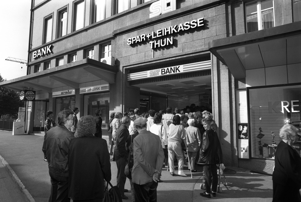Massenauflauf vor dem Eingang der Spar- und Leihkasse Thun (SLT) am 10. September 1991, bevor sie wegen Ueberschuldung im Oktober des selben Jahres geschlossen werden musste. (KEYSTONE/Str)