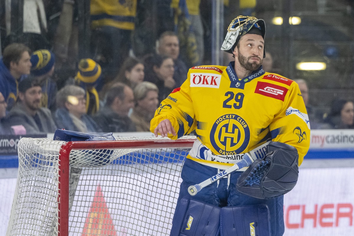 Torhueter Sandro Aeschlimann von Davos beim Eishockey Playoff Viertelfinalspiel, Spiel 1 der National League zwischen dem EV Zug und dem HC Davos am Freitag, 14. Maerz 2025 in Zug. (KEYSTONE/Urs Fluee ...