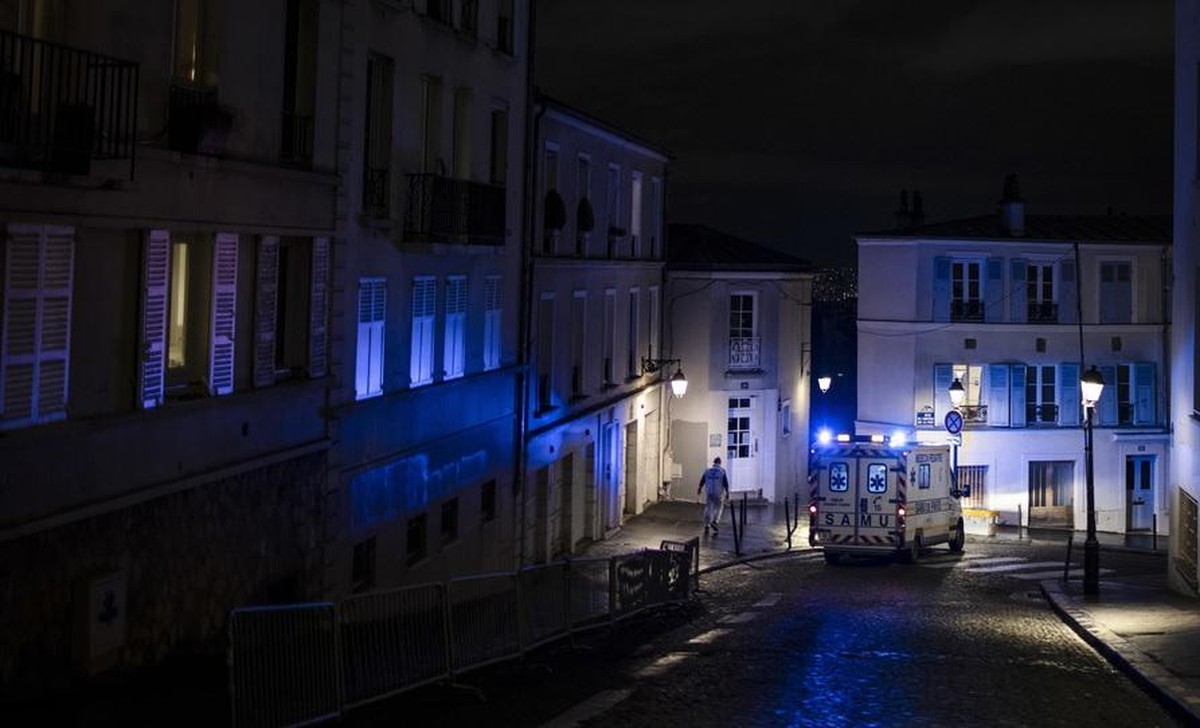 Une ambulance dans les rues de Paris...