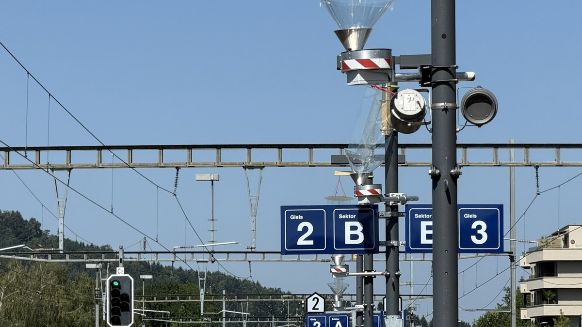 Deshalb-h-ngen-diese-Dinger-derzeit-an-SBB-Bahnh-fen