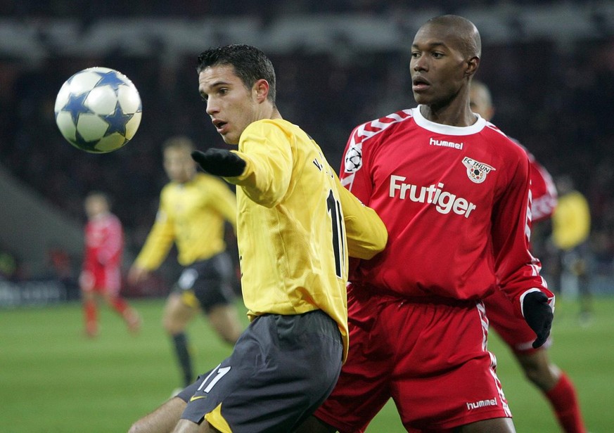 FC Thun&#039;s Jose Goncalves, right, fights with Arsenal&#039;s Robin van Persie, left, during their UEFA Champions League Group B second leg soccer match in the Wankdorf Stade de Suisse stadium in B ...