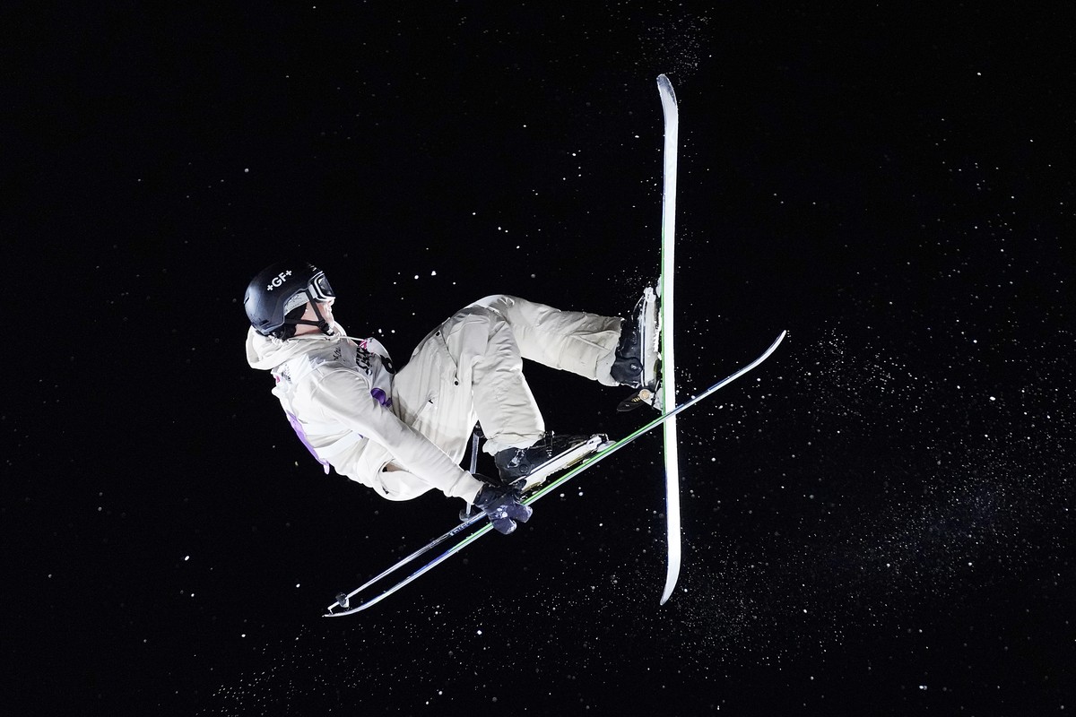 epa10257709 Andri Ragettli of Switzerland competes during the men's Freeski Big Air final at the FIS Freestyle Skiing World Cup in Chur, Switzerland, 21 October 2022. EPA/YANIK BUERKLI