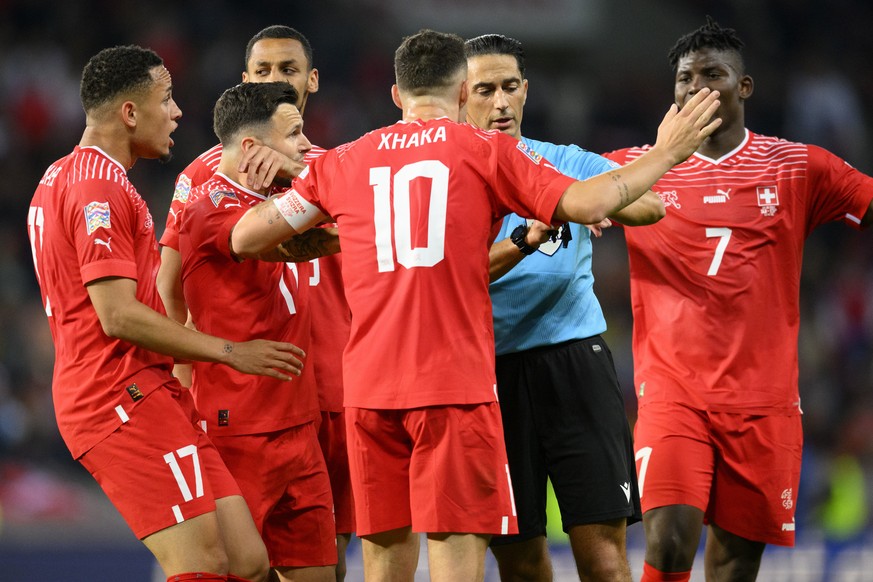 Switzerland&#039;s players speak with Netherland&#039;s referee Serdar Gozubuyuk, center, during the UEFA Nations League group A2 soccer match between Switzerland and Spain at the Stade de Geneve stad ...